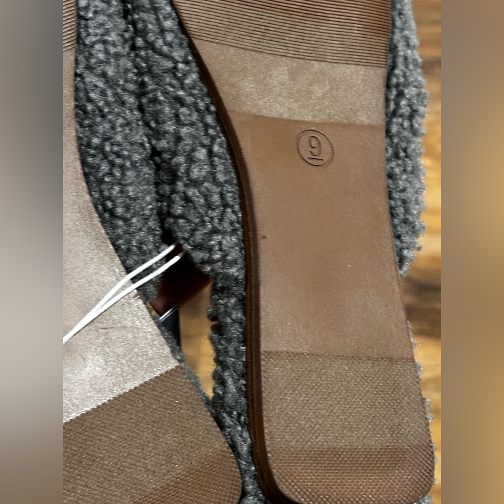 Universal thread size 9 sandals - Picture 2 of 4